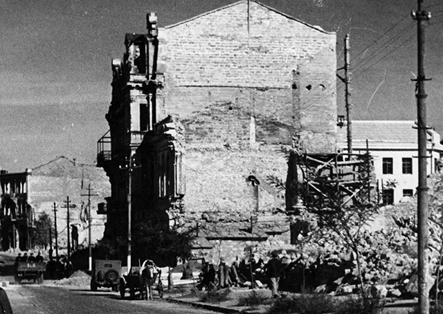 Разрушенное здание картинной галереи на ул. Фрунзе (ныне пр. Нахимова) 1945 г.