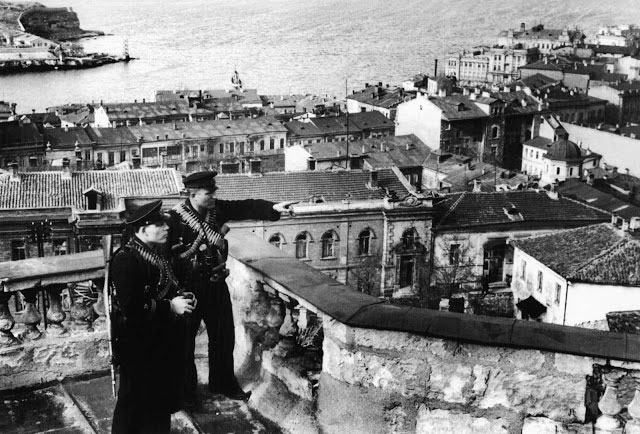 Севастополь. Справа возвышается дом Гавалова, слева к нему примыкает здание Картинной галереи. Осень 1941 г.